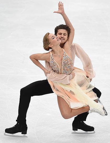 Александра Степанова и Иван Букин (Россия) во время исполнения произвольной программы в танцах на льду