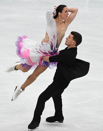 Шарлен Гиньяр и Марко Фаббри (Италия) во время выступления в короткой программе танцев на льду