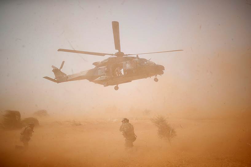 Мали. Взлет военного вертолета, задействованного в операции «Бархан» против исламистов
