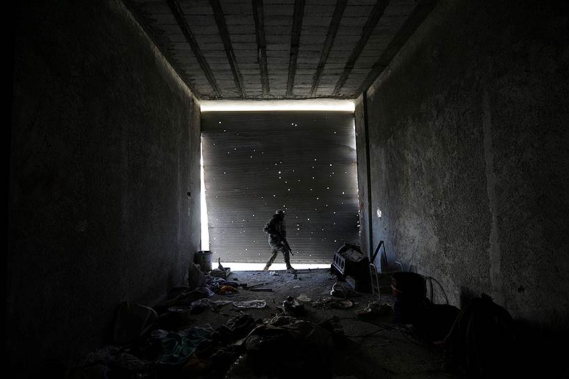 Тадеф, Сирия. Бойцы Свободной армии Сирии осматривают руины магазина 