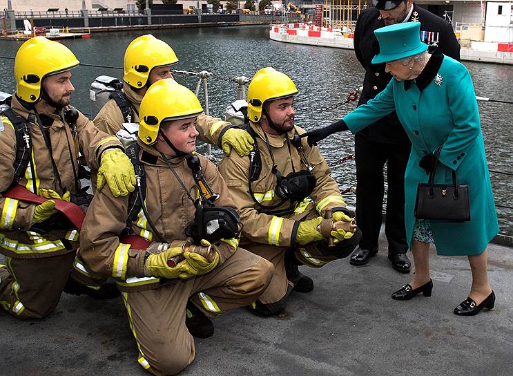Лондон, Великобритания. Королева Великобритании Елизавета II приветствует морских офицеров во время посещения фрегата королевского флота HMS Sutherland