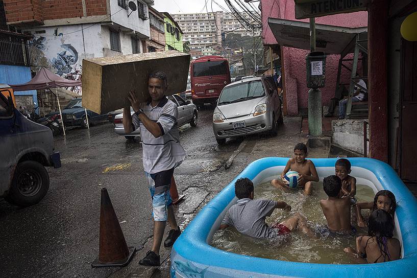 Каракас, Венесуэла. Дети играют в надувном бассейне