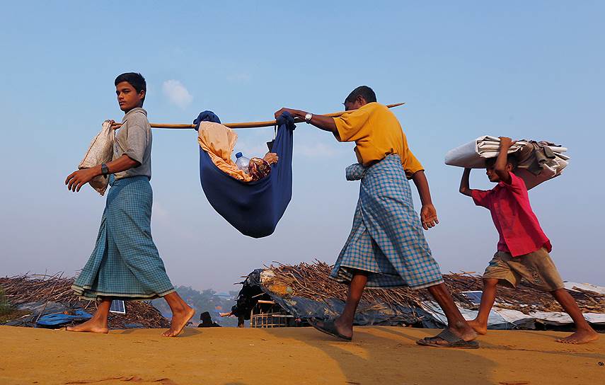 Кокс-Базар, Бангладеш. Беженцы-рохинджа несут заболевшего родственника в медпункт