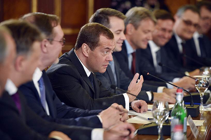 Премьер-министр России Дмитрий Медведев (в центре)