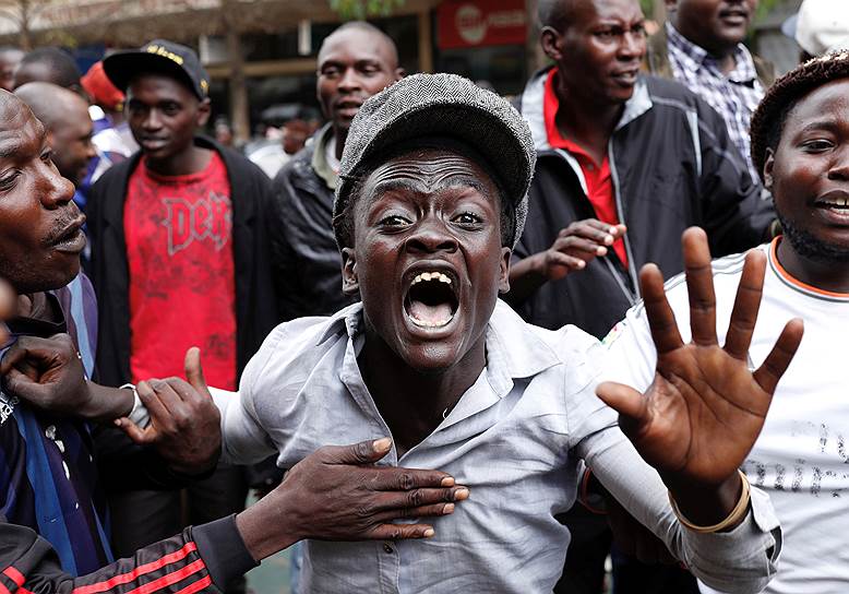 Найроби, Кения. Сторонники президента Ухуру Кениаты напротив здания Верховного суда 