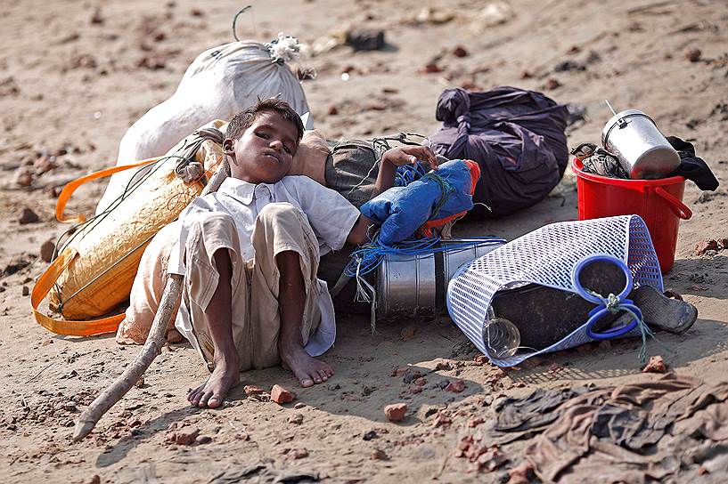 Текнаф, Бангладеш. Мальчик-беженец из Мьянмы отдыхает после пересечения границы