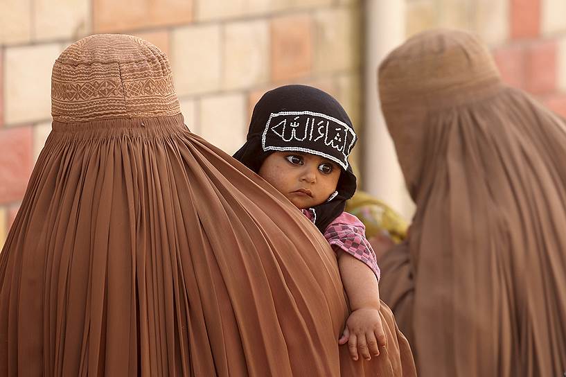Пешавар, Пакистан. Афганские беженцы. Надпись на головном уборе ребенка — «Так захотел Бог»