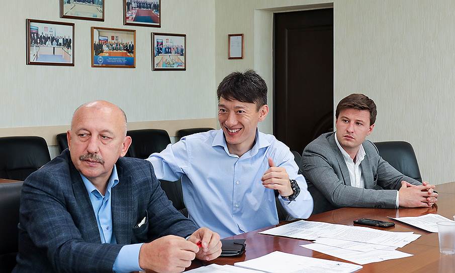 Депутат городского собрания Южно-Сахалинска Юрий Цой (в центре) выиграл кампанию за место в областной думе благодаря лозунгу «Цой жив!»