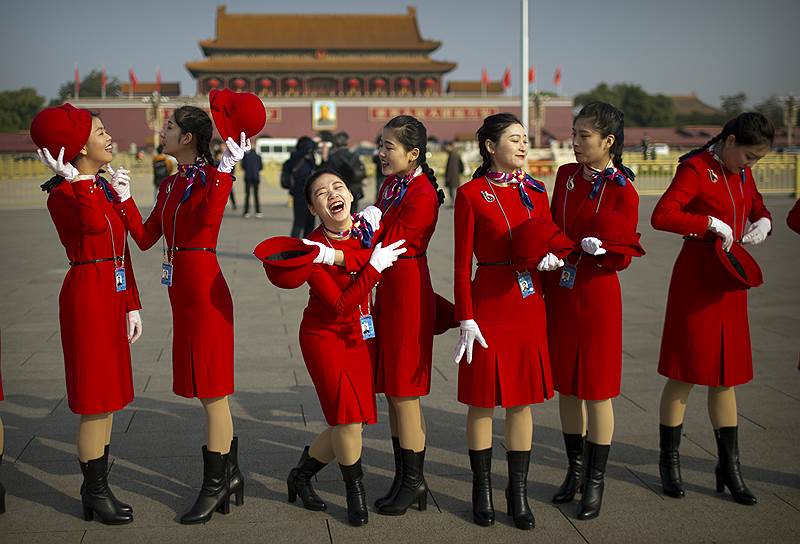 Пекин, Китай. Принимающий персонал 19-го съезда Компартии Китая на заключительной церемонии на площади Тяньаньмэнь