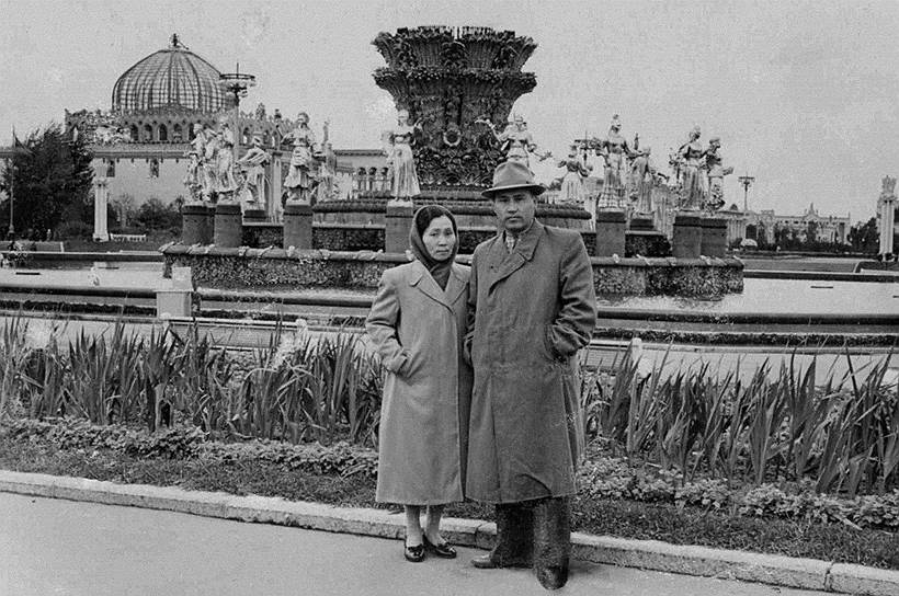 Петр Иванович Ким с супругой Лидией Николаевной Цай через год после отмены режима спецпоселения для корейцев побывали в Москве, на Всесоюзной сельскохозяйственной выставке (сейчас — ВВЦ)