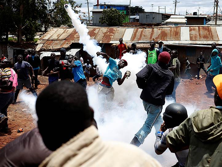 Найроби, Кения. Полиция применила слезоточивый газ против демонстрантов на оппозиционном митинге