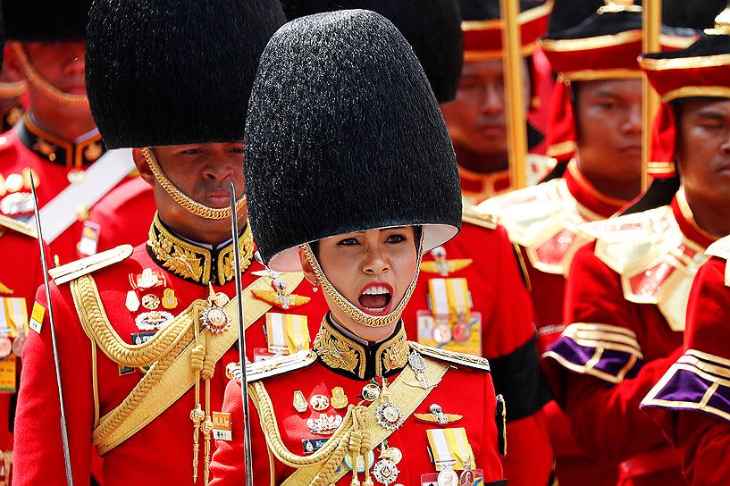 Бангкок, Таиланд. Королевская гвардия принимает участие в церемонии прощания с королем Пхумипоном Адульядетом