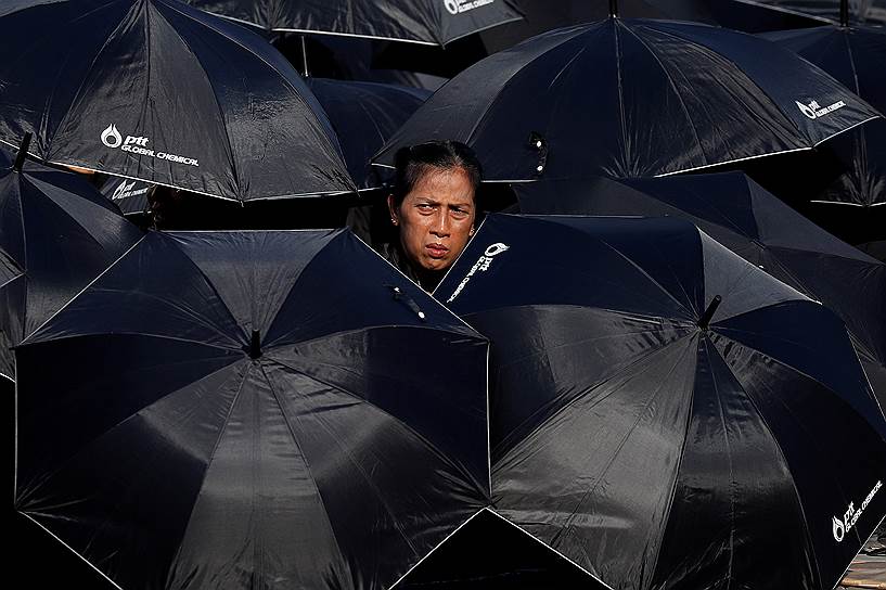 Бангкок, Таиланд. Жители страны скорбят по умершему королю Пхумипону Адульядету во время церемонии прощания с ним
