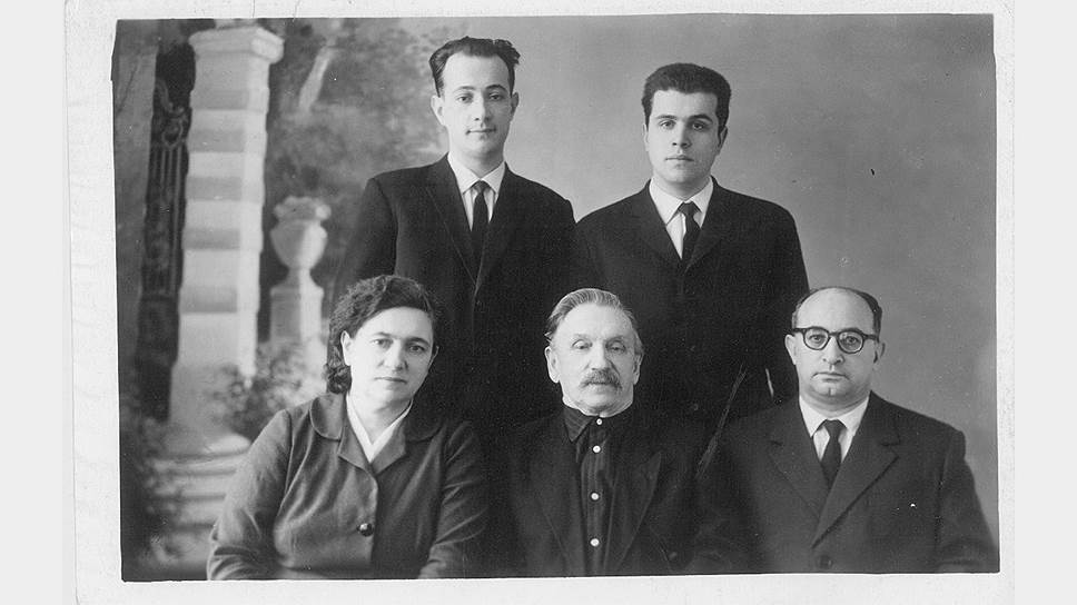 В нижнем ряду: Петр Сергеевич Маккавеев (в центре) с дочерью Юлией и ее мужем Александром, в верхнем ряду внуки Евгений и Владимир