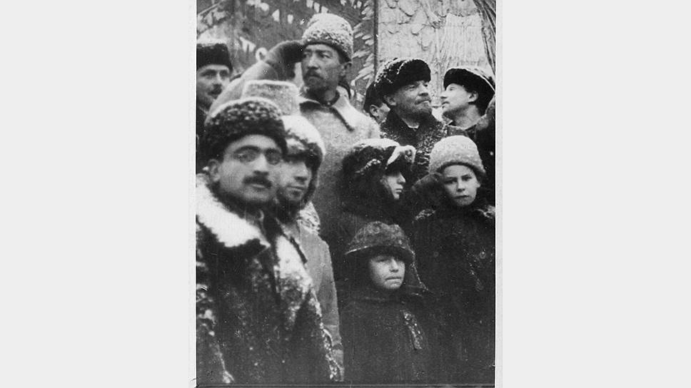 Володя Стеклов (мальчик в папахе в центре, справа от Ленина) на митинге на Красной площади