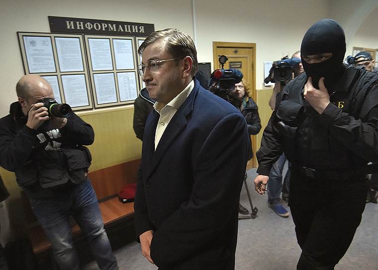 Подсудимый Дмитрий Михальченко (второй слева)