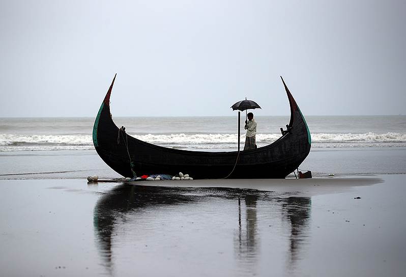 Кокс-Базар, Бангладеш. Затонувшее судно, перевозившее  беженцев-рохинджа