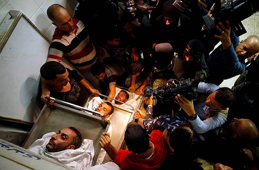Сектор Газа. Местные жители склонились над телами палестинцев, погибших в результате подрыва подземного тоннеля, который связывал сектор Газа и Израиль  