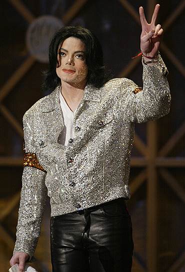 Певец Майкл Джексон &lt;br>
Дата смерти: 25 июня 2009 года &lt;br>
Годовой доход: $75 млн 
