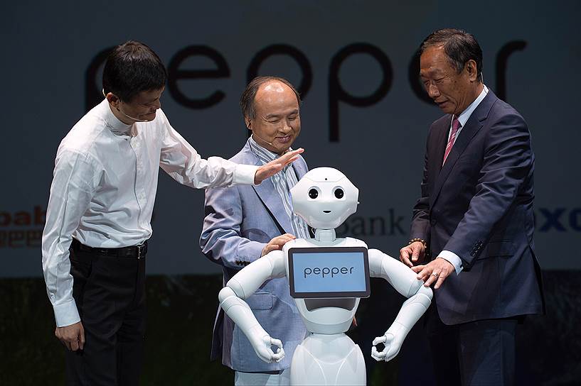 Джек Ма (слева) в роботов верит больше, чем в людей