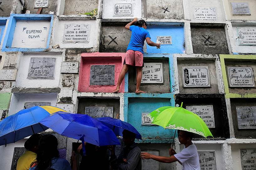 Манила, Филиппины. Местные жители посещают захоронения своих близких в стене