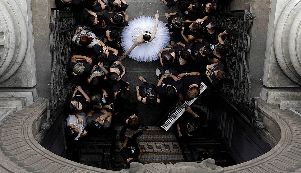 Рио-де-Жанейро, Бразилия. Прима-балерина Дебора Рибейро выступает во время акции протеста артистов театра против невыплаты зарплаты