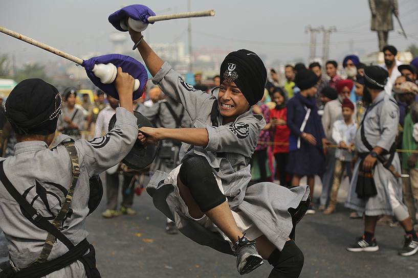 Джамму, Индия. Воины демонстрируют навыки боевых искусств во время религиозного шествия