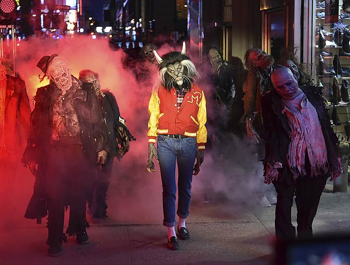 Нью-Йорк, США. Модель Хайди Клум исполняет танец Майкла Джексона &quot;Триллер&quot; в костюме оборотня во время празднования Хэллоуина
