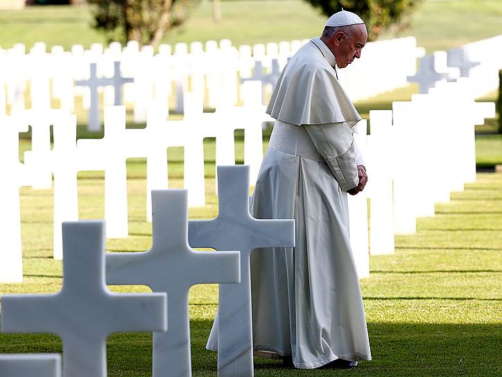 Неттуно, Италия. Папа римский молится перед мессой на американском военном кладбище