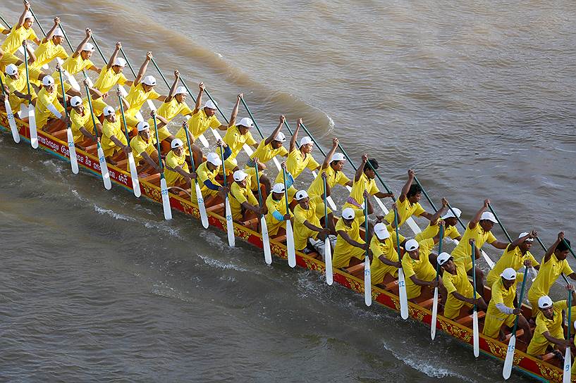 Река Тонлесап, Пномпень, Камбоджа. Участники ежегодного праздника Бон Ом Тук (Водный фестиваль)
