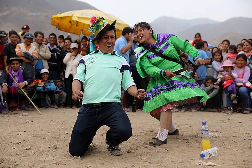 Вилья Мария дель Триунфо, Перу. Люди танцуют во время посещения могил родственников на праздновании Дня мертвых