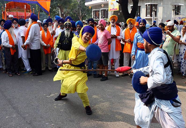 Чандигарх, Индия. Участники религиозной процессии исполняют боевой танец гатка