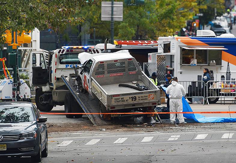 Нью-Йорк, США. Эвакуация автомобиля, на котором были задавлены восемь человек 31 октября