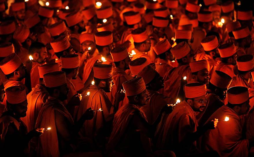 Гандинагар,  Индия. Индуистские священнослужители совершают ритуальное служение в честь годовщины храма Акшардхам