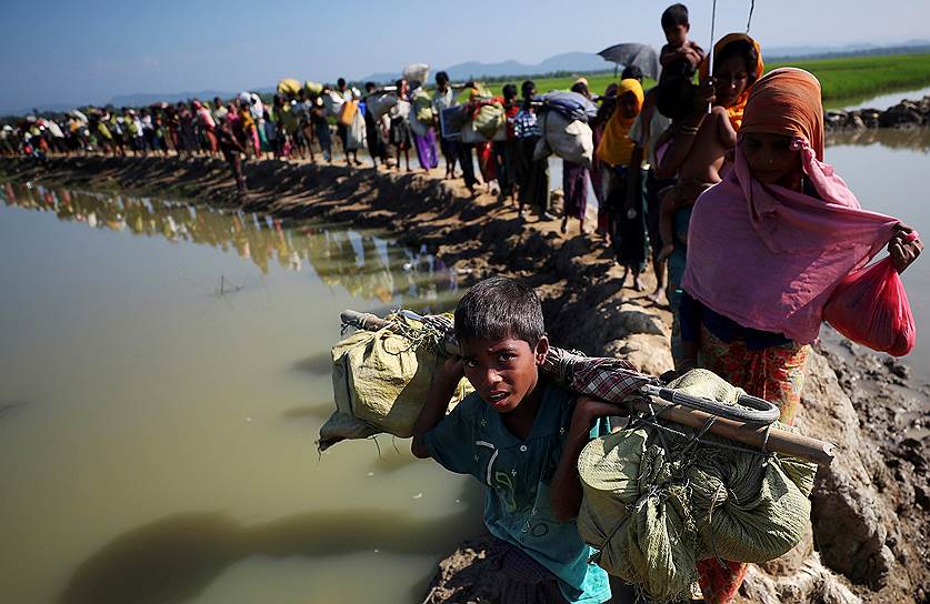 Кокс-Базар, Бангладеш. Рохинджа направляются в лагерь для беженцев после пересечения границы с Мьянмой