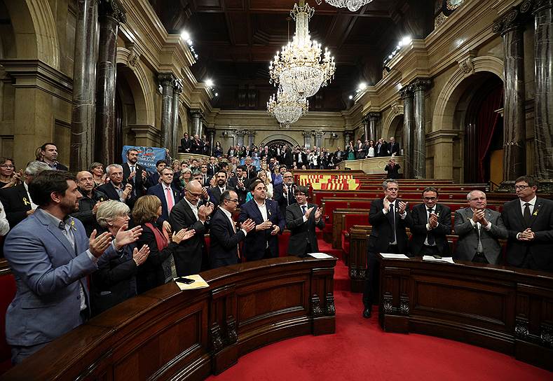 30 октября. Каталонский парламент согласился с решением властей Испании о роспуске, а также объявил о приостановке работы до проведения досрочных выборов 21 декабря