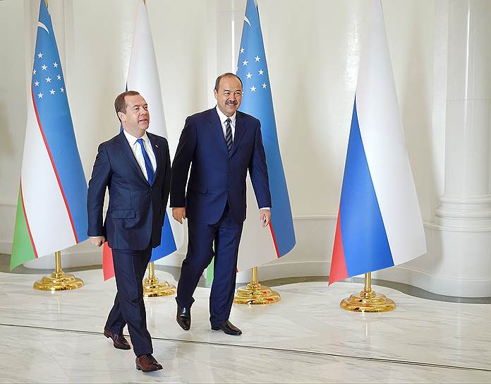 Премьер-министр России Дмитрий Медведев (слева) и премьер-министр Узбекистана Абдулла Арипов