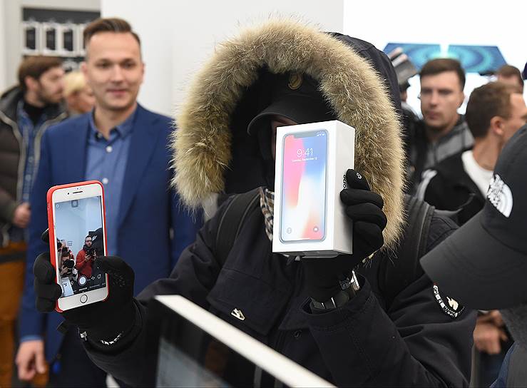 Ранее ритейлеры сообщили, что объем предварительных интернет-заказов на iPhone X в России ожидаемо превысил спрос на iPhone предыдущих поколений