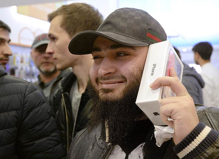 3 ноября в России начались продажи смартфона iPhone X, произведенного корпорацией Apple. Стоимость смартфона составляет 79 990 руб. за версию с 64 гигабайтами памяти, 91 990 руб.— за версию на 256 гигабайтов&lt;br>
На фото: покупатели в магазине «Связной»