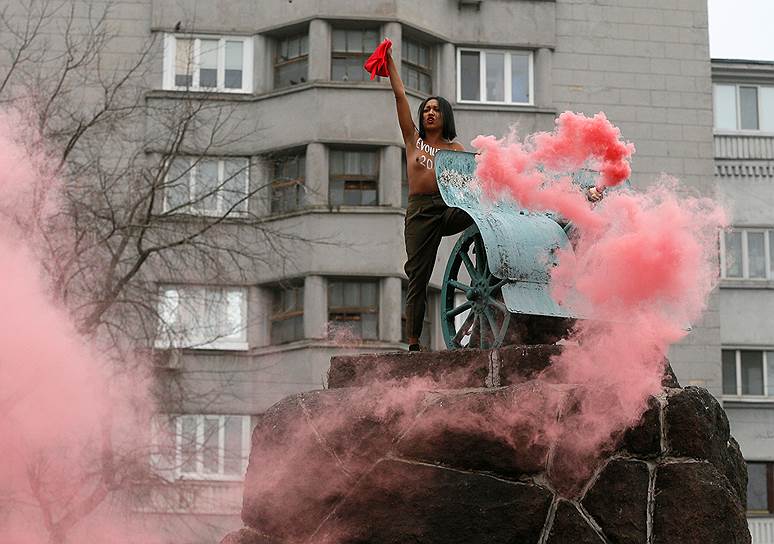 Киев, Украина. Активистка движения Femen принимает участие в митинге против политики Петра Порошенко и украинского правительства 