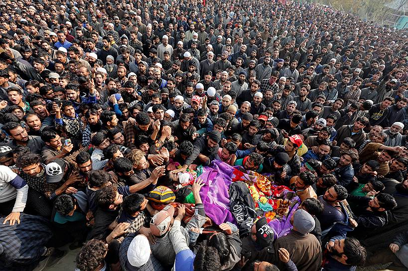 Пулвама, Индия. Похороны подозреваемого в терроризме Васима Ахмада, убитого в ходе перестрелки с индийскими военными 