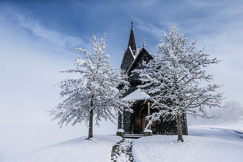 Тульфес, Австрия. Часовня после первого снегопада 