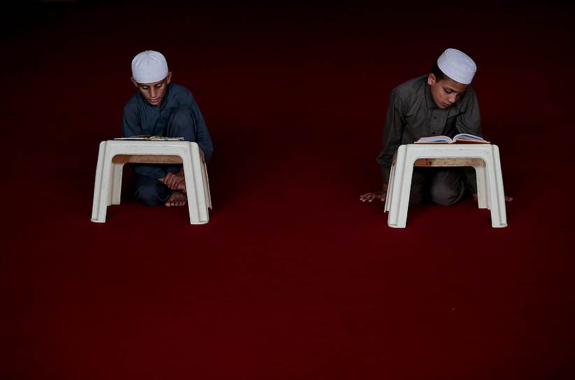 Мерри, Пакистан. Студенты медресе (мусульманское учебное заведение) изучают Коран