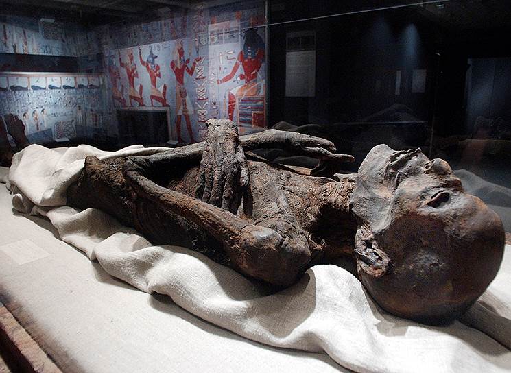 Мумия фараона Египта Рамзеса I, деда знаменитого Рамзеса Великого, была найдена в 1817 году в Долине царей. Неопознанная в качестве царских останков, она была вывезена в Северную Америку, где хранилась в музее канадского города Ниагара-Фолс. В 2000 году мумию купил музей США в штате Атланта за $2 млн. Американские ученые согласились выдать останки царя лишь после досконального их изучения, доказавшего, что это действительно Рамзес I. В 2003 году мумию вернули в Египет и поместили в Луксорский музей
