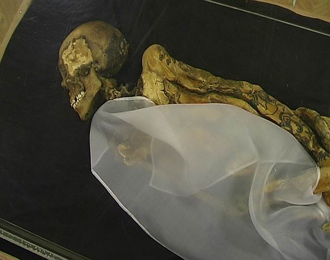 В 1993 году на Алтае археологи обнаружили древнее захоронение пазырыкской культуры, в котором нашли мумию молодой женщины. Останки так называемой «Принцессы Укока» до 2012 года хранились в музее Новосибирска, после чего мумию перевезли в музей Горно-Алтайска. Коренные жители Алтая считают, что «принцесса» стояла на страже врат подземного мира, и требуют ее погребения. В декабре 2015 года местные жители подали иск к музею с требованием захоронить останки, но он был отклонен