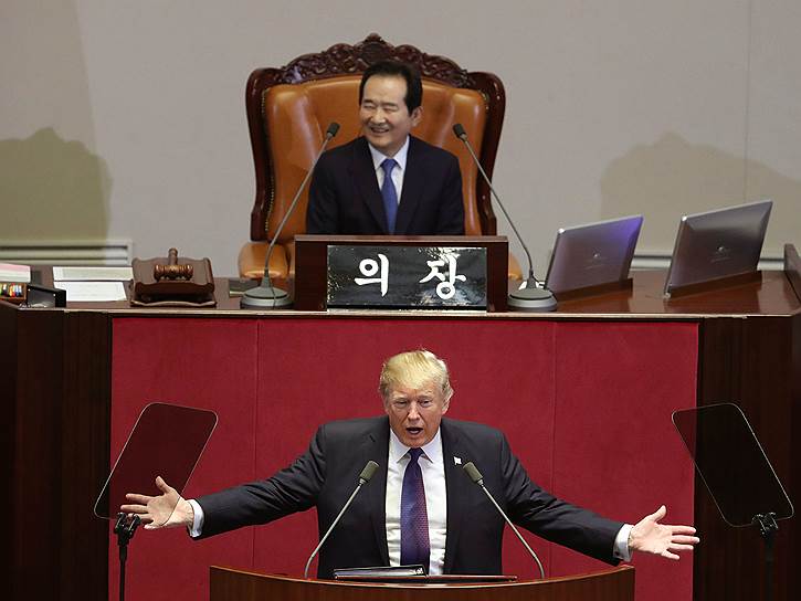 Президент США Дональд Трамп (внизу) и спикер парламента Южной Кореи парламента Южной Кореи Чон Се Гюн
