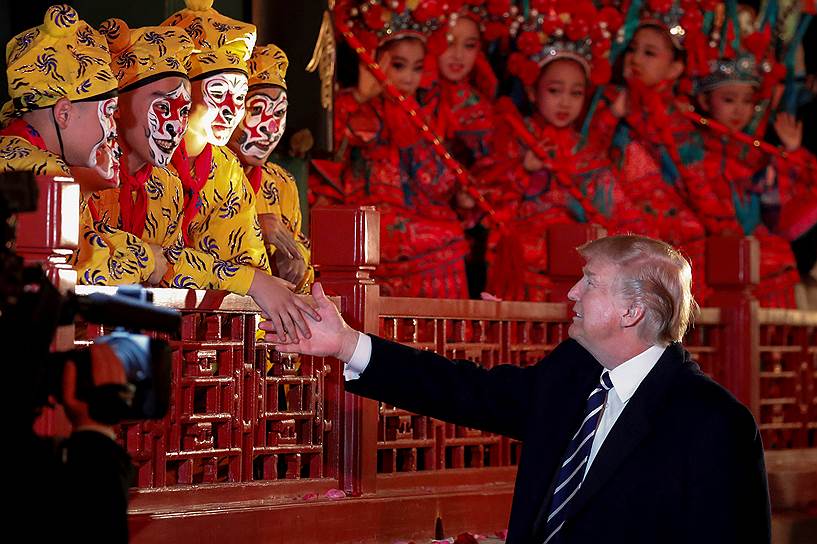 Пекин, Китай. Президент США Дональд Трамп приветствует оперных исполнителей во время протокольного мероприятия 