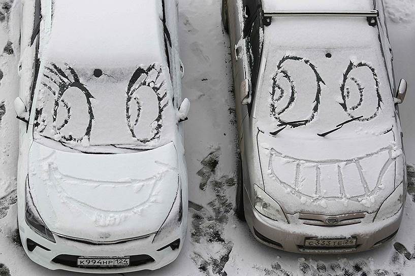 Красноярск, Россия. Заснеженные автомобили во дворе одного из домов города