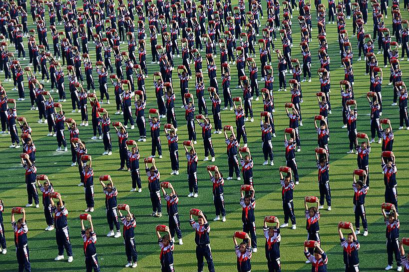 Сяньян, Китай. Выступление учеников школ на церемонии открытия спортивного мероприятия 
