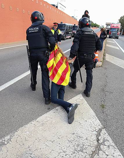 Барселона, Испания. Полиция арестовывает одного из сторонников независимости Каталонии во время забастовки
